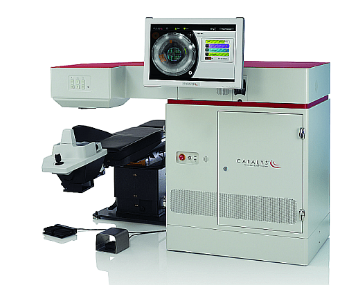 Medizinisches Lasersystem mit Untersuchungsliege und Monitor zur Durchführung von Augenoperationen