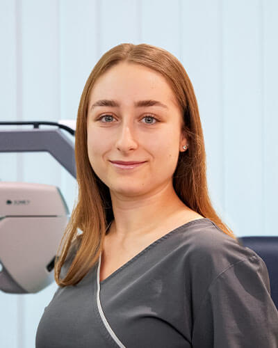 Porträtfoto einer Mitarbeiterin des Augenzentrums
