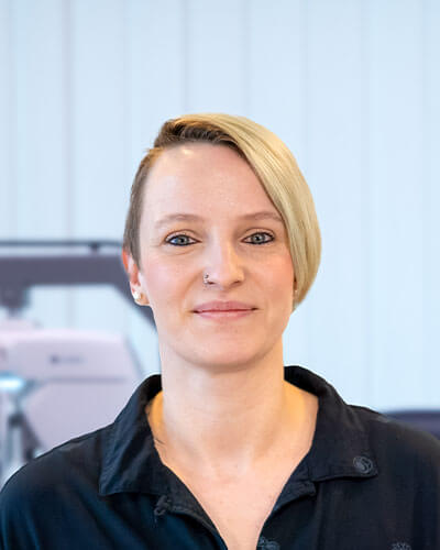 Porträtfoto einer Mitarbeiterin des Augenzentrums