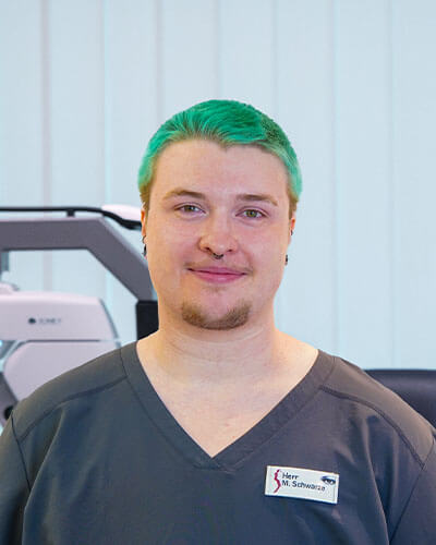 Porträtfoto eines Mitarbeiters des Augenzentrums