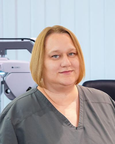 Porträtfoto einer Mitarbeiterin des Augenzentrums