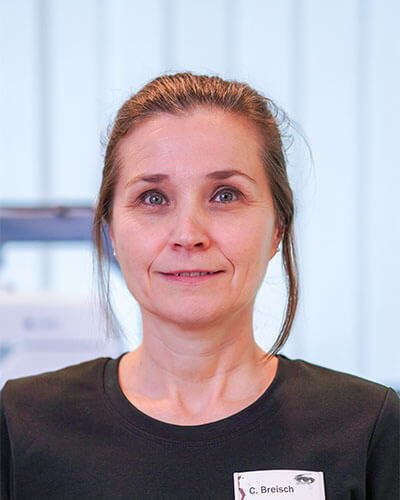 Porträtfoto einer Mitarbeiterin des Augenzentrums