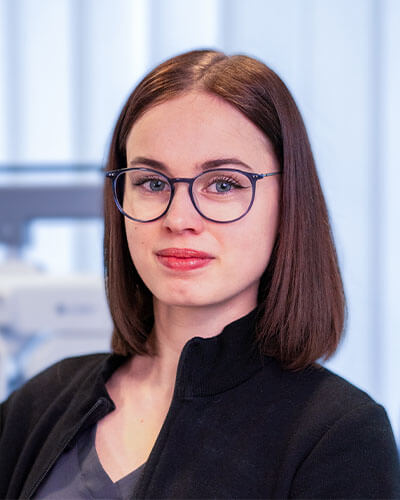 Porträtfoto einer Mitarbeiterin des Augenzentrums