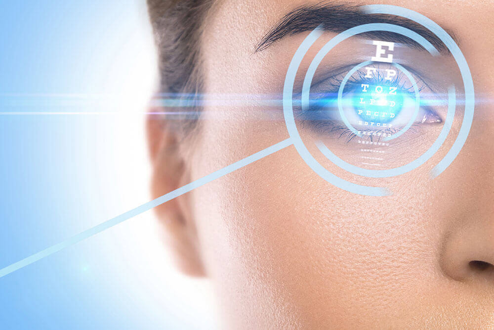 Nahaufnahme eines Auges mit digital eingeblendeter Sehtafel und blauen Lichteffekten
